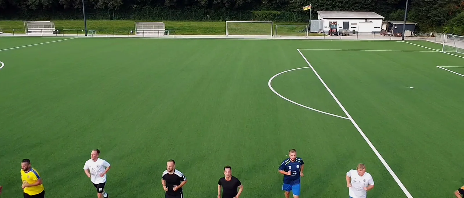 Spieler und Vereinsheim im Sportpark Epprath.