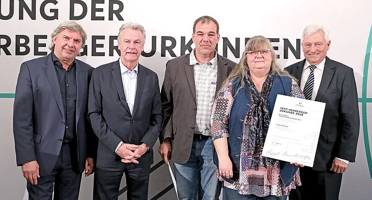 Übergabe der Sepp-Herberger-Urkunde 2019: fünf Erwachsene halten die gerahmte Urkunde in die Kamera.